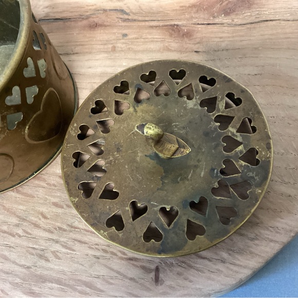 🟡 Vintage Brass Lidded Hearts Basket / Dish / Trinket Holder / Patina Farmhouse - Picture 8 of 15